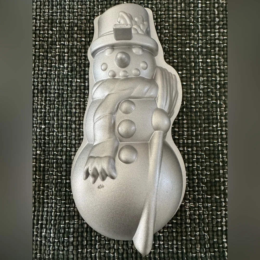 Nordic Ware Snowman Pan - 5 cups - Picture 3 of 6